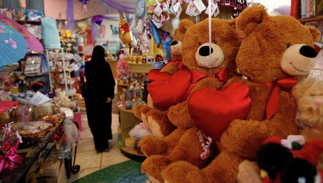 Жительница Саудовской Аравии в магазине подарков. Архивное фото