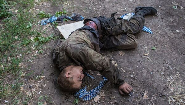 Раненый украинский военный, взятый в плен в ходе боя за город Шахтерск