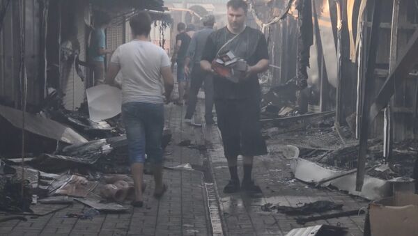 Жители Ясиноватой вместе с пожарными тушили рынок после артобстрела
