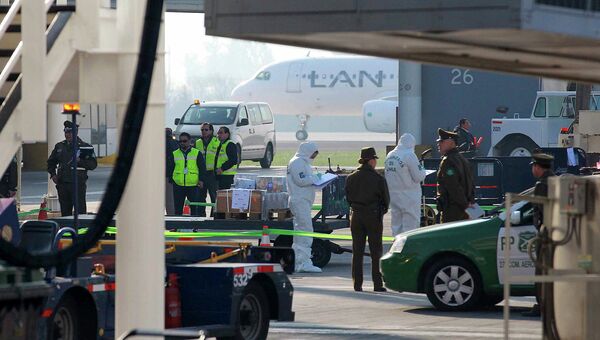 Полиция работает на месте ограбления инкассаторского фургона в аэропорту Сантьяго