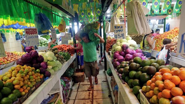 Фрукты и овощи на рынке в Бразилии. Архивное фото