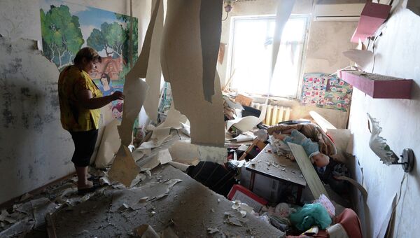 Женщина в своей квартире одного из домов Донецка