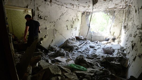 Дом в Донецке, разбитый в результате обстрела украинской армией. Архивное фото