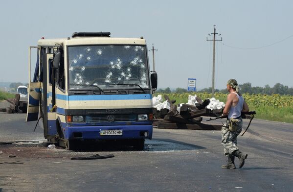 Разбитый автобус боевиков национальной гвардии
