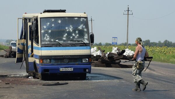 Разбитый автобус боевиков национальной гвардии, не сумевший прорваться через блокпост ополчения ДНР на окраине Донецка