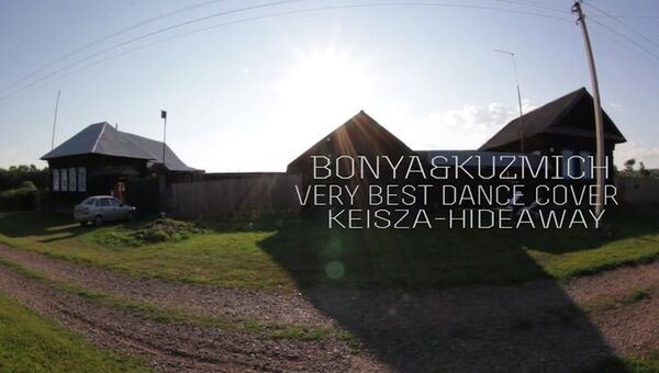 Кадр из видео российского пародийного дуэта Боня и Кузьмич Пермь на песню канадской певицы Kiesza под названием Hideaway