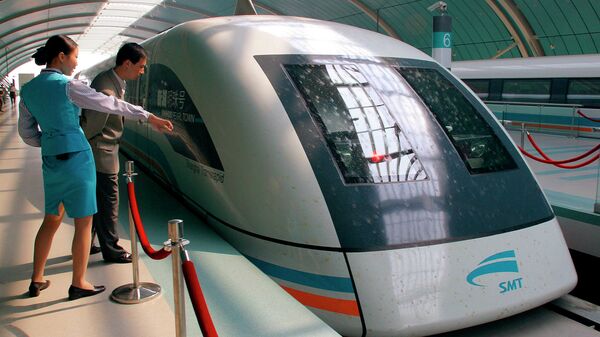 Левитирующий поезд (маглев) в Китае. Архивное фото