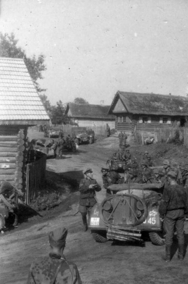 Эмблема 2-ой танковой дивизии СС Дас Райх на автомобиле Эмблема 2-ой танковой дивизии СС Дас Райх на автомобиле