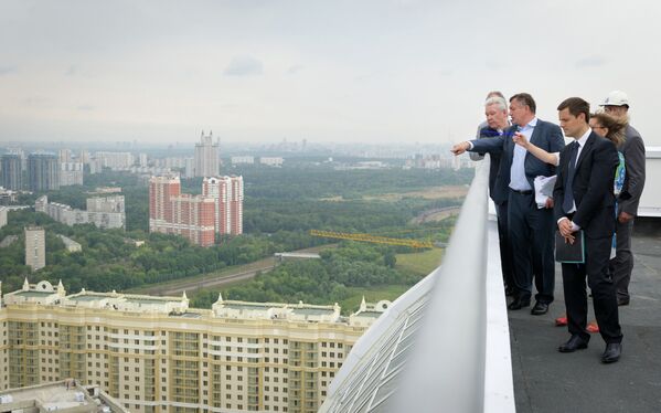 Мэр Москвы Сергей Собянин во время посещения строящихся объектов в Раменках