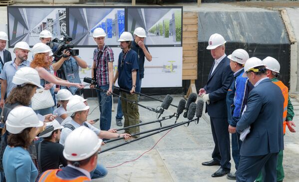 Мэр Москвы Сергей Собянин во время посещения строящихся объектов в Раменках