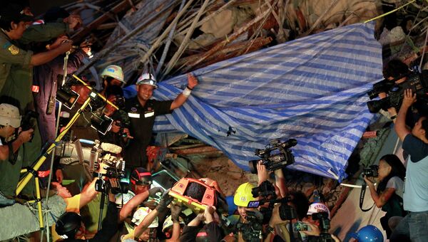 Спасение человека из под завала на месте рухнувшего в результате землетрясения дома в Тайланде