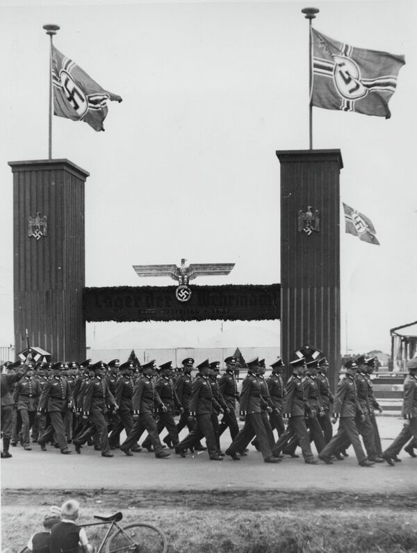 Солдаты прибывают в военный лагерь в город Нюрнберг, 1937 год Солдаты прибывают в военный лагерь в город Нюрнберг, 1937 год