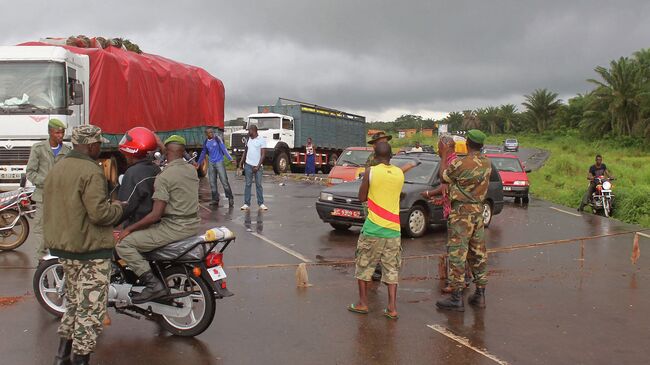 КПП на границе Гвинеи и Сьерра-Леоне во время эпидемии Эболы. Архивное фото