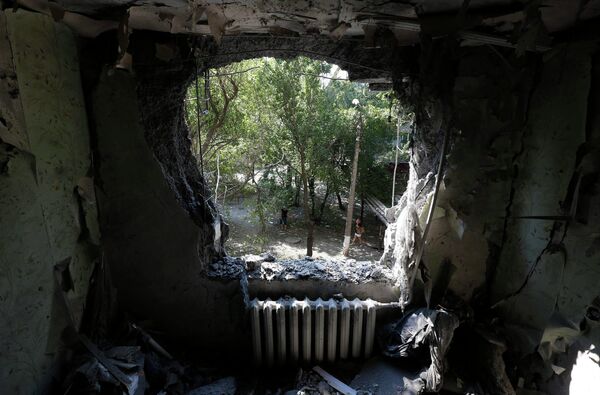 Разрушенная в результате обстрела украинскими военными квартира в жилом доме в Донецке