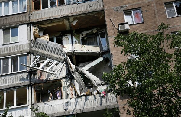 Поврежденный в результате обстрела жилой дом в Донецке