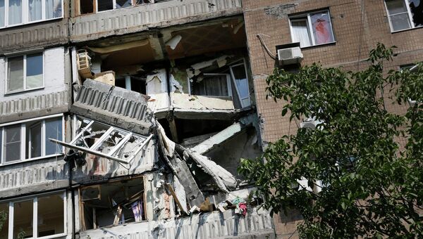 Поврежденный в результате обстрела жилой дом в Донецке. Архивное фото