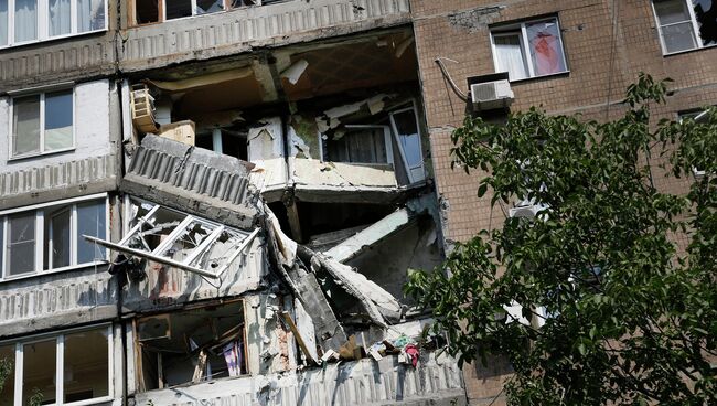 Поврежденный в результате обстрела жилой дом в Донецке. Архивное фото