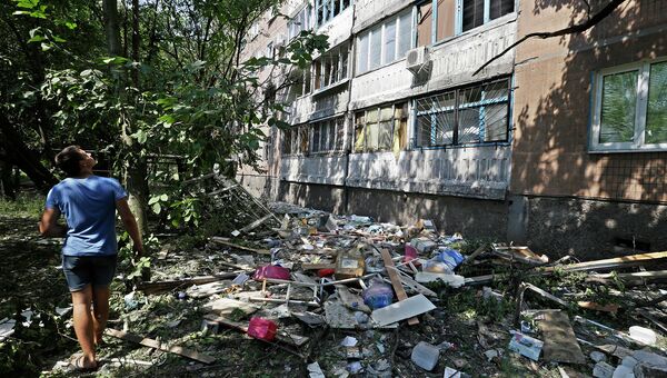 Поврежденный в результате обстрела жилой дом в Донецке