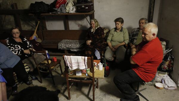 Жители города Ясиноватая прячутся в подвале своего дома от артобстрела