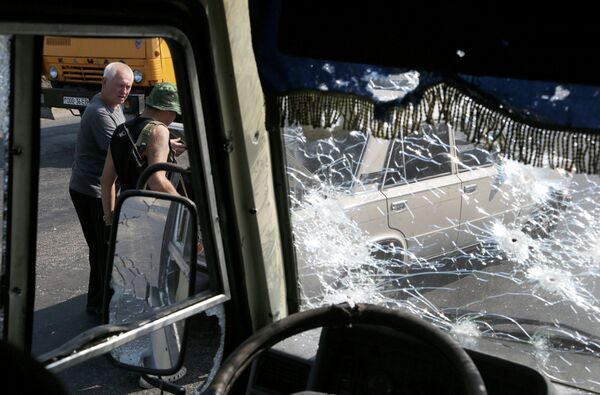 Ополченец проверяет автомобиль местного жителя на блок-посту на окраине Донецка