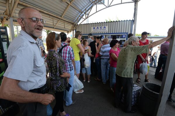 Жители Донецка на автостанции в очереди за билетами на автобусы
