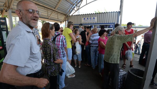 Жители Донецка на автостанции в очереди за билетами на автобусы. Архивное фото