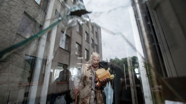 Пожилая женщина с продуктами. Украина. Архивное фото