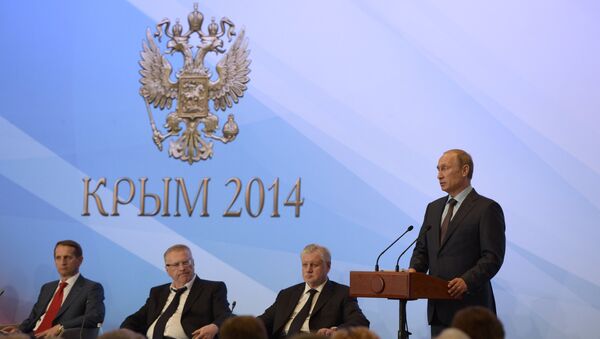 Президент РФ Владимир Путин (справа) во время встречи в Ялте членами фракций политических партий Государственной Думы РФ