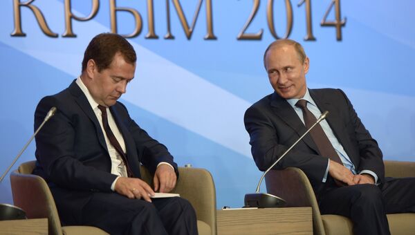 Президент РФ Владимир Путин (справа) и председатель правительства РФ Дмитрий Медведев во время встречи в Ялте членами фракций политических партий Государственной Думы РФ
