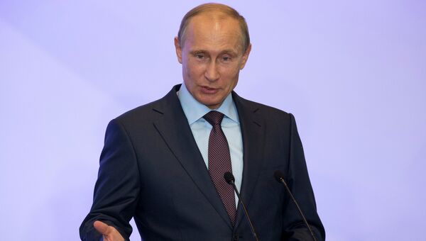 Президент РФ Владимир Путин выступает на встрече в Ялте членами фракций политических партий Государственной Думы РФ