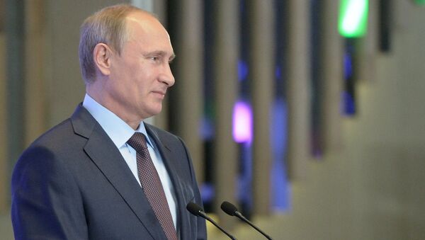 Президент РФ Владимир Путин выступает на встрече в Ялте с членами фракций политических партий Государственной Думы РФ