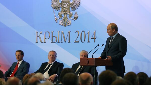 Президент РФ Владимир Путин выступает на встрече в Ялте с членами фракций политических партий Государственной Думы РФ