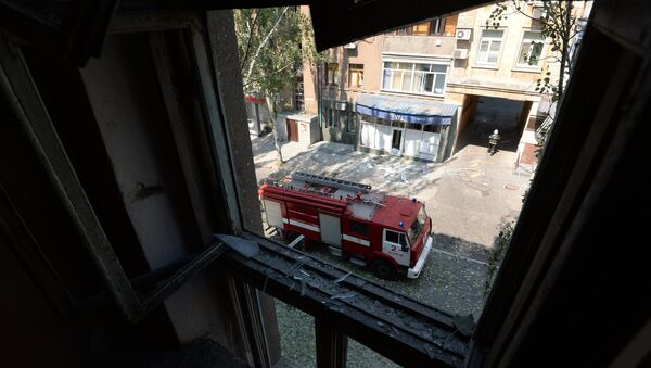 Пожарная машина на одной из улиц Донецка после обстрела