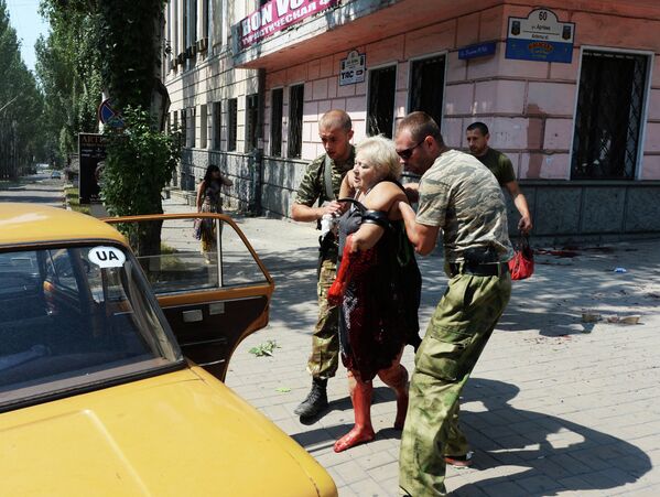 Женщине, пострадавшей во время обстрела в Донецке, оказывают помощь