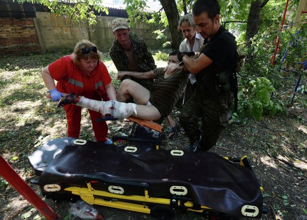 Женщине, пострадавшей во время обстрела в Донецке, оказывают медицинскую помощь