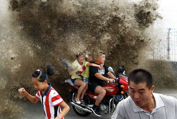 Приливная волна на реке Цяньтан в Ханчжоу, Китай