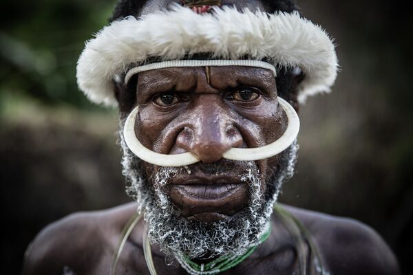 Представитель племени папуасов в Вамене, Индонезия