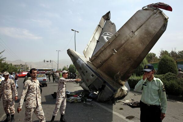 Полицейские на месте крушения пассажирского лайнера в аэропорту Тегерана, Иран