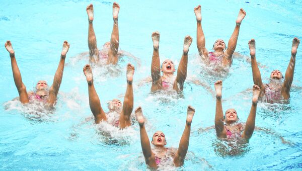 Команда Венгрии выступает в командном синхронном плавании на чемпионате Европы по водным видам спорта в Берлине