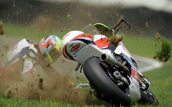 Мотоциклист падает  во время мотокросса Индианаполис Мото 2