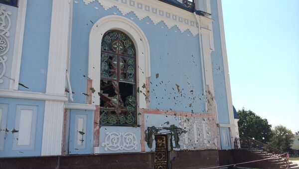 Православная церковь после минометного обстрела в Луганской области. Архивное фото