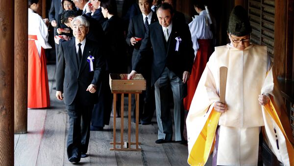 Японские парламентарии в храме Ясукуни