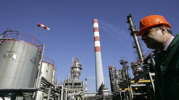 Рабочий на предприятии Нефтяной индустрии Сербии (NIS)