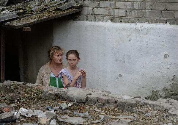 Жители Иловайска перед входом в подвал, где они прячутся от обстрела