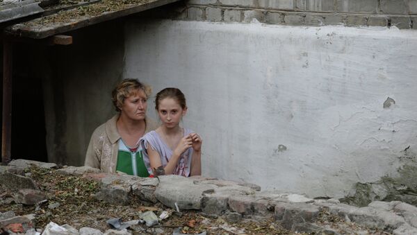 Жители Иловайска перед входом в подвал, где они прячутся от обстрела. Архивное фото
