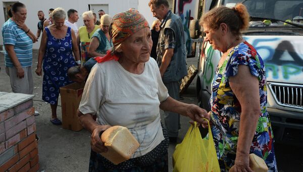 Жители Иловайска разбирают хлеб. Архивное фото