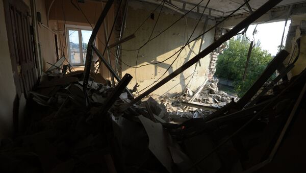 Разрушенное в результате обстрела украинской армией здание в Иловайске. Архивное фото