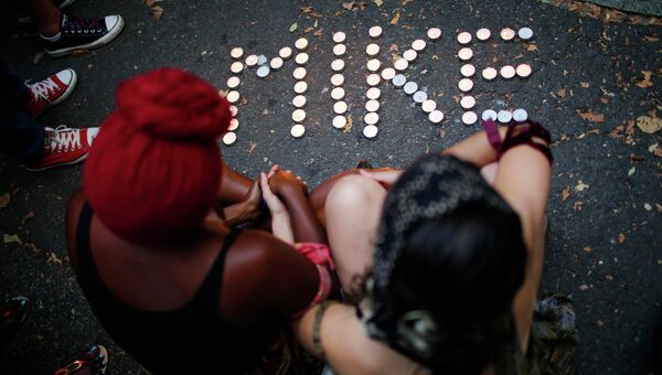 Свечи на улице Нью-Йорка в память о Майкле Брауне, подростке застреленном полицией в пригороде Сент-Луиса, США