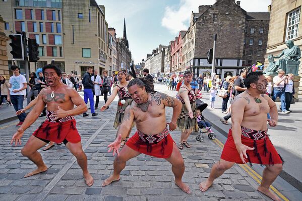 Индейцы племени маори исполняют национальный танец Хака во время Эдинбургского фестиваля