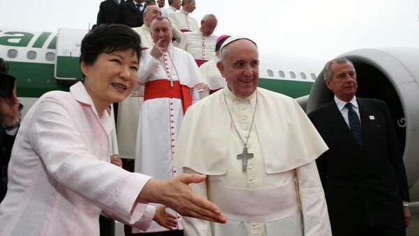 Президент Южной Кореи Парк Чжин Хе встречает Папу Римского Франциска в аэропорту